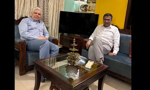 ഡി വൈ ചന്ദ്രചൂഡ് കൊച്ചിയില്‍ ജസ്റ്റിസ് ദേവന്‍ രാമചന്ദ്രനെ സന്ദര്‍ശിച്ചു; ജനപക്ഷ വിധികളും നീതിപീഠത്തിന്റെ ഔന്നത്യം ഉയര്‍ത്തി പിടിക്കുന്ന നിരീക്ഷണങ്ങളുമാണ് ദേവന്‍ രാമചന്ദ്രന്‍ നടത്തുന്നതെന്ന് സുപ്രീംകോടതി മുന്‍ ചീഫ് ജസ്റ്റിസ്