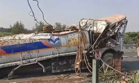 ഡബിൾ ഡെക്കർ ബസും ടാങ്കറും കൂട്ടിയിടിച്ച് വൻ അപകടം; എട്ടുപേർ മരിച്ചു; പതിനാല് പേർക്ക് പരിക്ക്; സംഭവം ഉത്തർപ്രദേശിൽ