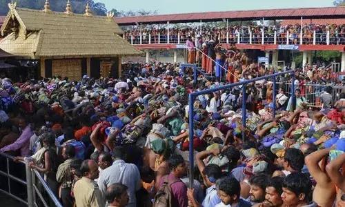 റിസ്റ്റ് ബാന്‍ഡ് തുണയായി; കൂട്ടം തെറ്റി അലഞ്ഞ മാളികപ്പുറത്തെ ഉടനടി അച്ഛനടുത്തെത്തിച്ച് പോലിസ്