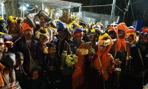 അഗസ്ത്യര്‍കൂടത്തിലെ തിരുമുല്‍കാഴ്ചകളുമായി വനവാസികള്‍ സന്നിധാനത്തെത്തി; അയ്യനെ കാണാനെത്തിയത് 145 അംഗ സംഘം