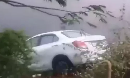 മദ്യലഹരിയിൽ അമിതവേഗതയിൽ കാറോടിച്ച് യുവാക്കൾ; നിയന്ത്രണംതെറ്റി കാർ തലകീഴായി തടാകത്തിലേക്ക് മറിഞ്ഞ് വൻ അപകടം; അഞ്ച് പേർ മരിച്ചു; ഒരാൾ രക്ഷപ്പെട്ടു; ദാരുണ സംഭവം തെലങ്കാനയിൽ