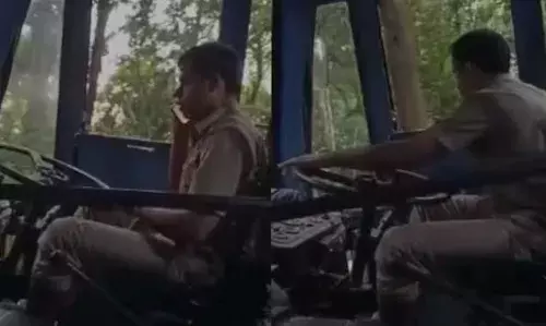 എന്തൊക്കെ കാണണം..; താമരശ്ശേരി ചൂരത്തിലൂടെ അപകടകരമായ രീതിയിൽ വളയം പിടിച്ച് കെഎസ്ആർടിസി ഡ്രൈവർ; ഫോണിൽ സംസാരിച്ച് സുഖ ഡ്രൈവിങ്; ഞെട്ടിപ്പിക്കുന്ന ദൃശ്യങ്ങൾ പുറത്ത്!