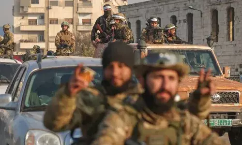 സിറിയയിൽ എന്തും സംഭവിക്കാം..; സൈന്യവും വിമത​രും തമ്മിലുള്ള സംഘർഷം അതിരുകടക്കുന്നു; നേരത്തെ ലഭിക്കുന്ന വിമാനങ്ങളിൽ പെട്ടെന്ന് രാജ്യം വിടണം; ഇന്ത്യക്കാർക്ക് മുന്നറിയിപ്പുമായി വിദേശകാര്യ മന്ത്രാലയം; പേടിയോടെ ജനങ്ങൾ; അതീവ ജാഗ്രത!