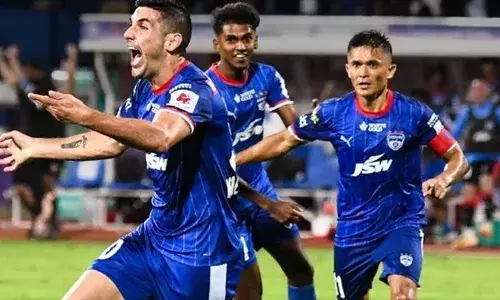 സുനില്‍ ഛേത്രിയുടെ ഹാട്രിക്കിന് മുന്നില്‍ തല കുമ്പിട്ടു; ഐ എസ് എല്ലില്‍ രണ്ടിനെതിരെ നാലുഗോളുകള്‍ക്ക് ബെംഗളൂരുവിനോട് തോറ്റ് ബ്ലാസ്‌റ്റേഴ്‌സ്; ബെംഗളൂരു ലീഗില്‍ ഒന്നാമതും ബ്ലാസ്‌റ്റേഴ്‌സ് പത്താമതും