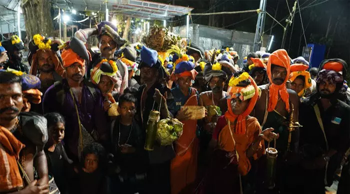 അഗസ്ത്യര്കൂടത്തിലെ തിരുമുല്കാഴ്ചകളുമായി വനവാസികള് സന്നിധാനത്തെത്തി; അയ്യനെ കാണാനെത്തിയത് 145 അംഗ സംഘം അഗസ്ത്യര്കൂടത്തിലെ തിരുമുല്കാഴ്ചകളുമായി വനവാസികള് സന്നിധാനത്തെത്തി; അയ്യനെ കാണാനെത്തിയത് 145 അംഗ സംഘം