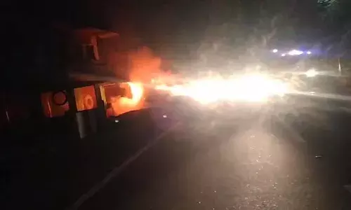 നിയന്ത്രണം വിട്ട ഹോണ്ട എലിവേറ്റര്‍ മതിലില്‍ ഇടിച്ചു തകര്‍ന്നതിന് പിന്നാലെ  കത്തി നശിച്ചു: തെലങ്കാനയില്‍ നിന്നുള്ള അഞ്ച് അയ്യപ്പന്മാര്‍ രക്ഷപ്പെട്ടത് തലനാരിഴയ്ക്ക്