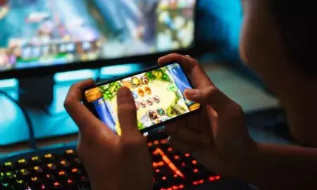 ​ഗെയിം കളിക്കാൻ ഫോൺ നൽകാത്തതിൽ വിരോധം; അമ്മയെ കുത്തി പരിക്കേൽപ്പിച്ച് പതിനാലുകാരൻ; ഞെട്ടലോടെ നാട്ടുകാർ; സംഭവം കോഴിക്കോട്