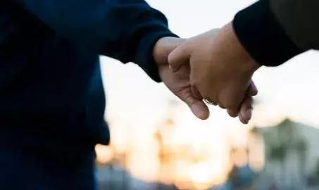 ഭര്‍തൃമതിയായ യുവതി കാമുകനൊപ്പം മകളെയുമെടുത്ത് ഇറങ്ങിപ്പോയി; സിസിടിവി ദൃശ്യങ്ങള്‍ നോക്കി അന്വേഷണം; പോയത് നേരെ ഡൽഹിയിലേക്ക്; തിരികെ എത്തിച്ച് പോലീസ്; സംഭവം കോഴിക്കോട്