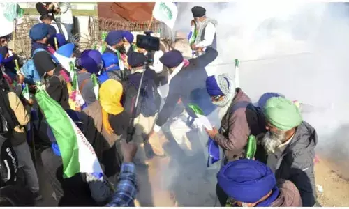 പൊലീസ് തുടര്‍ച്ചയായി ജലപീരങ്കിയും കണ്ണീര്‍ വാതകവും പ്രയോഗിക്കുന്നു; സംഘര്‍ഷം അതിരുവിടുന്നു; പഞ്ചാബ്-ഹരിയാന അതിര്‍ത്തിയില്‍ സമരം നടത്തുന്ന കര്‍ഷകരുടെ ഡല്‍ഹി മാര്‍ച്ച് തല്‍ക്കാലം നിര്‍ത്തിവെച്ചു; ചര്‍ച്ചയ്ക്ക് തയ്യാറെന്ന് കേന്ദ്രമന്ത്രി