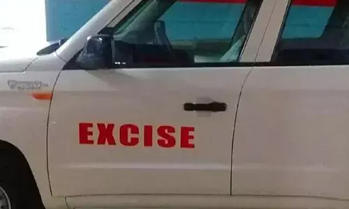 സ്‌കൂട്ടറില്‍ കടത്തിക്കൊണ്ട് വന്ന 50 കുപ്പി നിറയെ വ്യാജ മദ്യം; കരുനാഗപ്പള്ളിയില്‍ 25 ലിറ്റര്‍ വ്യാജ മദ്യം കടത്തിക്കൊണ്ട് വന്ന രണ്ട് പേര്‍ പിടിയില്‍