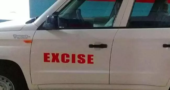 സ്‌കൂട്ടറില്‍ കടത്തിക്കൊണ്ട് വന്ന 50 കുപ്പി നിറയെ വ്യാജ മദ്യം; കരുനാഗപ്പള്ളിയില്‍ 25 ലിറ്റര്‍ വ്യാജ മദ്യം കടത്തിക്കൊണ്ട് വന്ന രണ്ട് പേര്‍ പിടിയില്‍