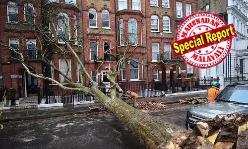 രണ്ടു ലക്ഷത്തോളം വീടുകളില്‍ ഇപ്പോഴും വൈദ്യുതിയില്ല; മരങ്ങള്‍ വീണും ഇലക്ട്രിക് ടവര്‍ വീണും എല്ലാം താറുമാറായി;  ഡാരാ കൊടുങ്കാറ്റ് ഇളക്കി മറിച്ച ബ്രിട്ടന്റെ ദൃശ്യങ്ങള്‍ സോഷ്യല്‍ മീഡിയയില്‍ വൈറല്‍