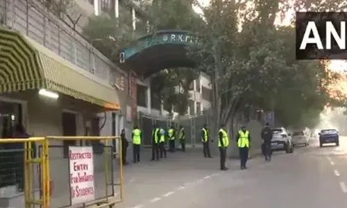 ഡല്‍ഹിയില്‍ നാല്‍പ്പതില്‍ അധികം സ്‌കൂളുകള്‍ക്ക് ബോംബ് ഭീഷണി; സന്ദേശം എത്തിയത് പണം ആവശ്യപ്പെട്ട്: കുട്ടികളെ തിരിച്ചയച്ചു