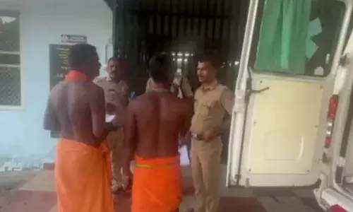 വഴിയരികില്‍ നിന്ന് ഭക്ഷണം കഴിക്കുന്നതിനിടെ ശബരിമല തീര്‍ത്ഥാടകര്‍ക്കിടയിലേക്ക് കാര്‍ പാഞ്ഞു കയറി; മൂന്നു പേര്‍ ഗുരുതരാവസ്ഥയില്‍