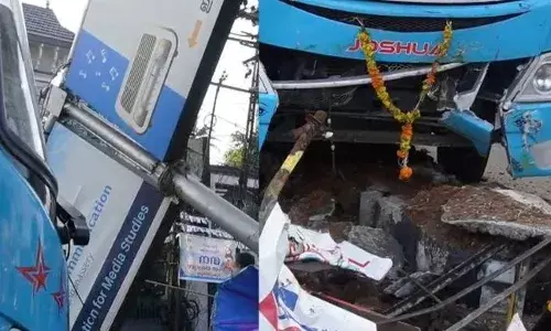 സ്വകാര്യ ബസ് ഡ്രൈവർക്ക് നെഞ്ചുവേദന; നിയന്ത്രണം വിട്ട ബസ് ഡിവൈഡറിലേക്ക് ഇടിച്ചുകയറി അപകടം; മൂന്ന് പേർക്ക് പരിക്ക്; ഒഴിവായത് വൻ അപകടം