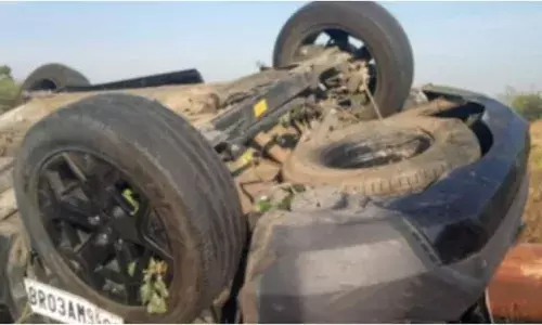 വളവ് തിരിയുന്നതിനിടെ കാർ നിയന്ത്രണം വിട്ട് മറിഞ്ഞു; രണ്ട് ട്രെയിനി പൈലറ്റുമാർ മരിച്ചു; രണ്ട് പേർക്ക് ഗുരുതര പരിക്ക്; നാല് പേരും മദ്യപിച്ചിരുന്നതായി പൊലീസ്; സംഭവം മഹാരാഷ്ട്രയിൽ