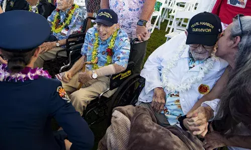 പേള്‍ ഹാര്‍ബര്‍ ആക്രമണത്തെ അതിജീവിച്ച 104-ഉം 102-ഉം വയസ്സുള്ളവര്‍, ആക്രമണത്തില്‍ കൊല്ലപ്പെട്ടവരെ ആദരിച്ചു