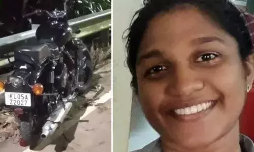 ബുള്ളറ്റ് ബൈക്ക് നിയന്ത്രണം തെറ്റി വൈദ്യുതി പോസ്റ്റിലിടിച്ചു; യുവതിക്ക് ദാരുണാന്ത്യം; അപകടം ജിമ്മിൽ പോയി മടങ്ങവേ; സംഭവം കോട്ടയത്ത്