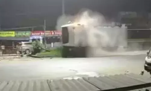 യുടേൺ എടുക്കാൻ ശ്രമിക്കുന്നതിനിടെ അപകടം; എതിരെ എത്തിയ ലോറി ബസിനെ ഇടിച്ച് തെറിപ്പിച്ചു; കുത്തിമറിഞ്ഞ് ഡിവൈഡറിലിടിച്ചു; പത്ത് പേർക്ക് പരിക്ക്; ഭയപ്പെടുത്തുന്ന വീഡിയോ പുറത്ത്; സംഭവം ചെന്നൈയിൽ