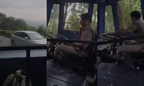 താമരശ്ശേരി ചുരത്തിലൂടെ മൊബൈല്‍ ഫോണില്‍ സംസാരിച്ച് ബസ് ഓടിച്ച സംഭവം; കെ.എസ്.ആര്‍.ടി.സി ബസ് ഡ്രൈവറുടെ ലൈസന്‍സ് മൂന്ന് മാസത്തേക്ക് റദ്ദാക്കി; അഞ്ചു ദിവസത്തെ റോഡ് സുരക്ഷ ക്ലാസിലും പങ്കെടുക്കാനും നിർദ്ദേശം