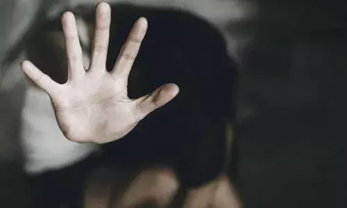 ഏഴു വയസ്സുകാരിയെ പീഡിപ്പിച്ച കേസ്; പ്രതി സ്ത്രീയാണെന്ന് അഭിഭാഷകന്റെ വാദം; ഒടുവിൽ ലിംഗനിര്‍ണയ പരിശോധനയിൽ പുരുഷനെന്ന് തെളിഞ്ഞു; പ്രതിക്ക് തടവ് ശിക്ഷ വിധിച്ച് കോടതി; സംഭവം ഉത്തർപ്രദേശിൽ