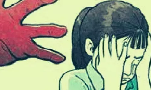 നാലുവയസുകാരിയുടെ സ്വകാര്യ ഭാഗത്ത് അദ്ധ്യാപിക നുള്ളി മുറിവേല്‍പ്പിച്ചു; പരാതിയില്‍ സ്‌കൂള്‍ അദ്ധ്യാപികയ്ക്ക് എതിരെ കേസ്; അദ്ധ്യാപികയ്ക്ക് സസ്‌പെന്‍ഷന്‍