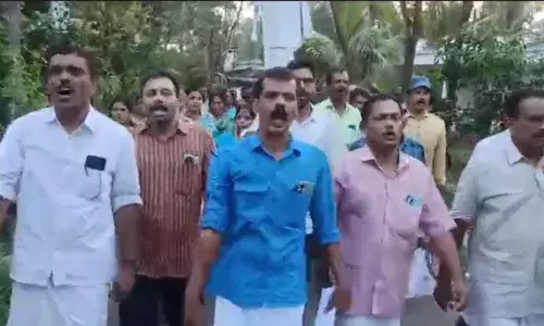 മാടായി കോളേജിലെ നിയമനവിവാദം: എം.കെ രാഘവന്റെ കുഞ്ഞിമംഗലത്തെ വീട്ടിലേക്ക് കോണ്‍ഗ്രസ് പ്രവര്‍ത്തകരുടെ പ്രതിഷേധ മാര്‍ച്ച്; വീണ്ടും കോലം കത്തിച്ചു