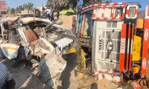 പിക്കപ്പ് വാനും കൊറിയര്‍ കണ്ടെയ്‌നര്‍ ട്രക്കും കൂട്ടിയിടിച്ച് അപകടം; ഒരു കുടുംബത്തിലെ ഏഴ് പേര്‍ മരിച്ചു; മരിച്ചവരില്‍ ഒരാള്‍ കുട്ടിയും; സംഭവം ഹാഥ്‌റസില്‍