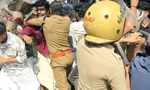 നിനക്ക് ചങ്കൂറ്റമുണ്ടെങ്കില്‍ ഒളിച്ചിരിക്കാതെ പുറത്ത് വാ; യൂണിഫോമും തൊപ്പിയും മാറ്റി കാഞ്ഞങ്ങാട്ടെ തെരുവിലിറങ്ങ്; ഇന്നലെ അടിയേറ്റ എസ്എഫ്‌ഐ പ്രവര്‍ത്തകരില്‍ ഒരാള്‍ മതി നിന്നെ നേരിടാന്‍; ഡിവൈഎസ്പിയെ വെല്ലുവിളിച്ച് ഡിവൈഎഫ്‌ഐ