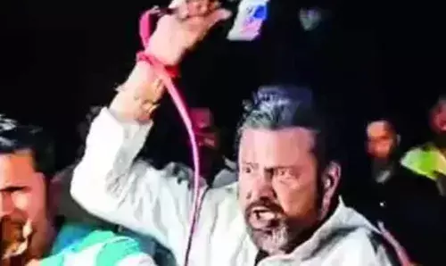 മകനുമായുള്ള സ്വത്ത് തര്‍ക്കം, മകനെ വീട്ടില്‍ കയറ്റാത്തത് ചിത്രീകരിച്ചു; മാധ്യമപ്രവര്‍ത്തകന്റെ കൈയില്‍ നിന്ന് മൈക്ക് വാങ്ങി തലക്കടിച്ച് തെലുങ്ക് നടന്‍ മോഹന്‍ ബാബു; കുടുംബ പ്രശ്‌നം തെരുവില്‍