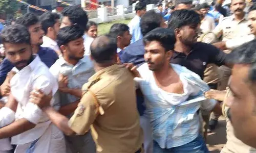 കൊടിമരം സ്ഥാപിക്കുന്നതിലെ തര്‍ക്കം; തോട്ടട ഐ.ടി.ഐ യില്‍ എസ്.എഫ്.ഐ- കെ.എസ്.യു പ്രവര്‍ത്തകര്‍ ഏറ്റുമുട്ടി; പോലീസ് ലാത്തിചാര്‍ജ്ജില്‍ നിരവധി പേര്‍ക്ക് പരുക്കേറ്റു