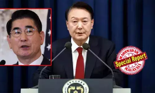 പട്ടാളനിയമം പ്രഖ്യാപിക്കാനുള്ള നീക്കം; ദക്ഷിണകൊറിയന്‍ പ്രസിഡന്റിന്റെ ഓഫീസ് റെയ്ഡ് ചെയ്ത് പോലീസ്; വിവിധ ഏജന്‍സികള്‍ അന്വേഷിക്കുമ്പോഴും കസേരയില്‍ തുടര്‍ന്ന് പ്രസിഡന്റ്; കസ്റ്റഡിയില്‍ ഇരിക്കവേ ആത്മഹത്യക്ക് ശ്രമിച്ചു മുന്‍ പ്രതിരോധ മന്ത്രിയും