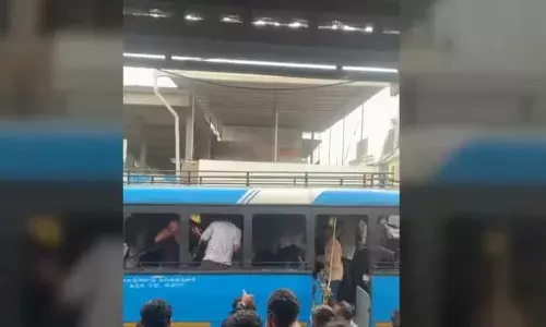 നായക്കുട്ടിയുമായി യുവാക്കള്‍ ബസില്‍ കയറി; കയറ്റരുതെന്ന് ജീവനക്കാര്‍; വിദ്യാര്‍ത്ഥികളുമായി വാക്കേറ്റം; തമ്മിലടിച്ച് വിദ്യാര്‍ഥികളും യുവാക്കളും