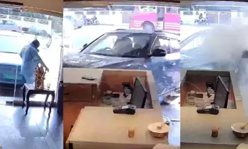 നിയന്ത്രണം വിട്ടെത്തിയ കാർ ഹോട്ടലിലേക്ക് ഇടിച്ചുകയറി; പിന്നാലെ പുക ഉയർന്നു; പരിഭ്രാന്തി; ഒരാൾ രക്ഷപ്പെട്ടത് തലനാരിഴയ്ക്ക്; ഞെട്ടിപ്പിക്കുന്ന സംഭവം തൃശൂരിൽ