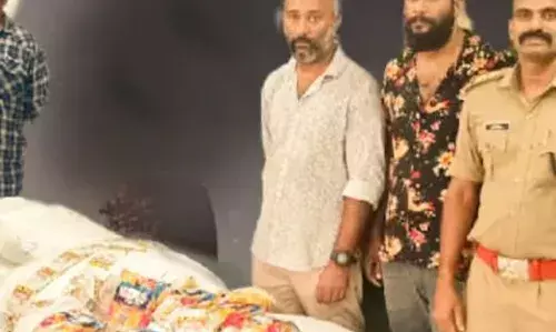 കാറിന്റെ വരവിൽ സംശയം തോന്നി തടഞ്ഞുനിർത്തി പരിശോധിച്ചു; കിട്ടിയത് 300 കിലോ പുകയില ഉൽപ്പന്നങ്ങൾ; രണ്ടുപേർ പിടിയിൽ; സംഭവം പാലക്കാട്