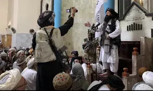 അഫ്ഗാനിസ്ഥാനില്‍ ചാവേറാക്രമണം; മന്ത്രാലയത്തിലെ സ്‌ഫോടനത്തില്‍ അഭയാര്‍ഥി കാര്യ മന്ത്രി ഖലീല്‍ ഉര്‍ റഹ്‌മാന്‍ ഹഖാനിയും അംഗരക്ഷകരും കൊല്ലപ്പെട്ടു; പൊട്ടിത്തെറിച്ചത് അഭയാര്‍ഥി; ഖലീല്‍ ഹഖാനി ശൃംഖലയുടെ സ്ഥാപകന്‍ ജലാലുദ്ദീന്‍ ഹഖാനിയുടെ സഹോദരന്‍; ചാവേര്‍ സ്‌ഫോടനത്തില്‍ പിന്നില്‍ ഐഎസ്?