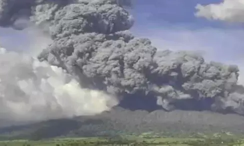 ഫി​​​​ലി​​​​പ്പീ​​​​ന്‍​സി​​​​ല്‍ അ​​​​ഗ്നി​​​​പ​​​​ര്‍​വ​​​​തം പൊട്ടിത്തെറിച്ചു; 200 കി​​​​ലോ​​​​മീ​​​​റ്റ​​​​ർ ദൂ​​​​രെ​​​​വ​​​​രെ ചാ​​​​രം പതിച്ചു; പ്രദേശത്ത് ക​​​​ർ​​ഫ്യൂ; ആളുകളെ ഒഴിപ്പിച്ചു; അതീവ ജാഗ്രത!