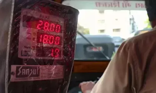 മീറ്ററിട്ട് സവാരി തുടരാന്‍ ആവശ്യപ്പെട്ടു; യാത്രാക്കൂലിയെച്ചൊല്ലി തര്‍ക്കം; യാത്രക്കാരനെ വഴിയിലിറക്കിവിട്ട ഓട്ടോ ഡ്രൈവറുടെ ലൈസന്‍സ് റദ്ദാക്കി