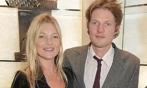 മോഡല്‍ കെയ്റ്റ് മോസിന്റെ പ്രണയകഥയില്‍ ഒരു ട്വിസ്റ്റ് കൂടി; മറ്റൊരു കാമുകനെ കൂടി തേച്ച് ഭിത്തിയിലൊട്ടിച്ച് 50കാരി സൂപ്പര്‍മോഡല്‍