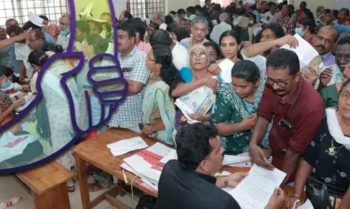 കരുതലും കൈത്താങ്ങും; സർക്കാരിന്റെ പരാതി പരിഹാര അദാലത്തിനെതിരെ വിമർശനം; പരാതിയുമായെത്തിയവരെ ഉദ്യോഗസ്ഥർ തിരിച്ചയച്ചു; മന്ത്രിമാരെ കാണാൻ അനുവാദം നൽകിയില്ലെന്നും ആരോപണം; പരാതിയുമായി കുടുംബം