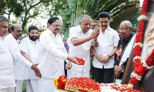 വൈക്കത്തെ തന്തൈ പെരിയാര്‍ സ്മാരകം ഉദ്ഘാടനം ചെയ്തു; പെരിയാറിന്റെ  സഹവര്‍ത്തിത്വവും സഹകരണവും തുടര്‍ന്നുകൊണ്ടു പോവുകയാണ് കേരളവും തമിഴ്‌നാടുമെന്ന് പിണറായി വിജയന്‍