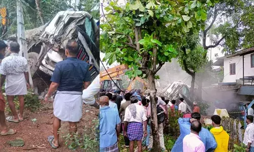 പാലക്കാട് കല്ലടിക്കോട്ട് ലോറി പാഞ്ഞുകയറി മൂന്നുകുട്ടികള്‍ക്ക് ദാരുണാന്ത്യം; മരിച്ചത് മൂന്നും വിദ്യാര്‍ഥിനികള്‍; ലോറി മറിഞ്ഞത് സ്‌കൂള്‍ വിട്ടുനടന്നുപോവുക ആയിരുന്ന കുട്ടികളുടെ മുകളിലേക്ക്; അപകടത്തില്‍ പെട്ടത്  കരിമ്പ ഹയര്‍ സെക്കന്‍ഡറി സ്‌കൂളിലെ കുട്ടികള്‍; അപകടം ലോറികള്‍ കൂട്ടിയിടിച്ചതിനെ തുടര്‍ന്ന്