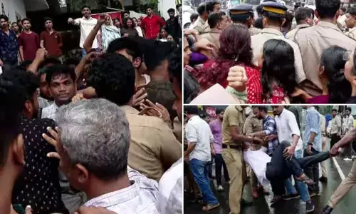 എസ് എഫ് ഐ-കെ എസ് യു പ്രവര്‍ത്തകര്‍ ഏറ്റുമുട്ടി; കോഴിക്കോട് ഗവണ്‍മെന്റ് ലോ കോളേജ് അനിശ്ചിതമായി അടച്ചു