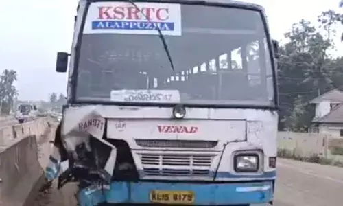 കെ എസ് ആര്‍ ടി സി ബസ് ഡിവൈഡറില്‍ ഇടിച്ചു; യാത്രക്കാരായ ഇരുപത് പേര്‍ക്ക് തലയ്ക്കും പല്ലിനുമടക്കം പരിക്ക്; ആരുടെയും നില ഗുരുതരമല്ല