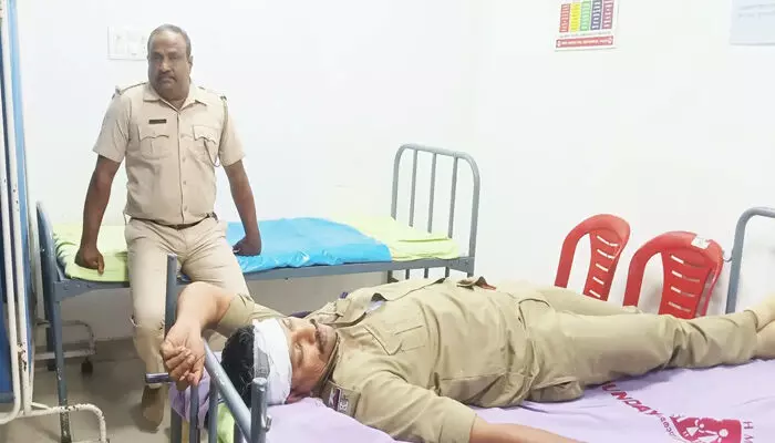 വൈക്കം താലൂക്ക് ആശുപത്രിയില്‍ ഭാര്യയുമായി എത്തിയ യുവാവ് പോലിസുകാരെ ആക്രമിച്ചു; എഎസ്‌ഐ അടക്കം രണ്ടു പൊലീസുകാര്‍ക്ക് പരുക്ക്