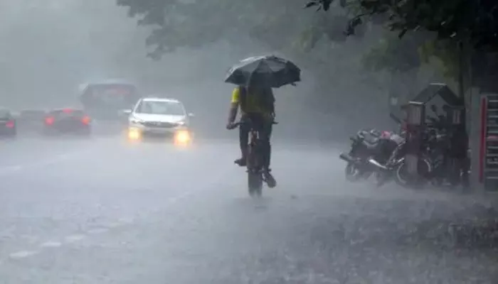 ബംഗാള് ഉള്ക്കടലില് ശക്തി കൂടിയ ന്യൂനമര്ദ്ദം; സംസ്ഥാനത്ത് ഇന്ന് മുതല് വീണ്ടും മഴ കനക്കും: അതിശക്തമായ മഴയ്ക്ക് സാധ്യതയുള്ളതിനാല് ഇടുക്കി എറണാകുളം തൃശൂര് ജില്ലകളില് ഓറഞ്ച് അലര്ട്ട് ബംഗാള് ഉള്ക്കടലില് ശക്തി കൂടിയ ന്യൂനമര്ദ്ദം; സംസ്ഥാനത്ത് ഇന്ന് മുതല് വീണ്ടും മഴ കനക്കും: അതിശക്തമായ മഴയ്ക്ക് സാധ്യതയുള്ളതിനാല് ഇടുക്കി എറണാകുളം തൃശൂര് ജില്ലകളില് ഓറഞ്ച് അലര്ട്ട്