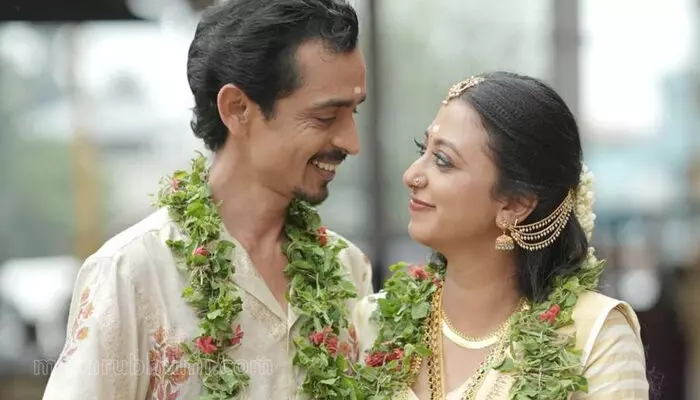 ദീര്ഘനാളത്തെ പ്രണയത്തിനൊടുവില് നടന് രാജേഷ് മാധവന് മനംപോലെ മാംഗല്യം; വധു അസിസ്റ്റന്റ് ഡയറക്ടറും പ്രൊഡക്ഷന് ഡിസൈനറുമായ ദീപ്തി കാരാട്ട് ദീര്ഘനാളത്തെ പ്രണയത്തിനൊടുവില് നടന് രാജേഷ് മാധവന് മനംപോലെ മാംഗല്യം; വധു അസിസ്റ്റന്റ് ഡയറക്ടറും പ്രൊഡക്ഷന് ഡിസൈനറുമായ ദീപ്തി കാരാട്ട്