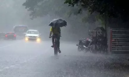 സംസ്ഥാനത്ത് വീണ്ടും മഴ ശക്തമാകുന്നു; ഇടിമിന്നലിനും സാധ്യത; എറണാകുളം അടക്കം നാല് ജില്ലകളിൽ ഓറഞ്ച് അലർട്ട്; മുന്നറയിപ്പ് നൽകി കേന്ദ്രകലാവസ്ഥ വകുപ്പ്