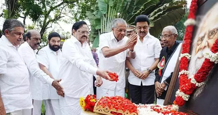 വൈക്കത്തെ തന്തൈ പെരിയാര് സ്മാരകം ഉദ്ഘാടനം ചെയ്തു; പെരിയാറിന്റെ  സഹവര്ത്തിത്വവും സഹകരണവും തുടര്ന്നുകൊണ്ടു പോവുകയാണ് കേരളവും തമിഴ്നാടുമെന്ന് പിണറായി വിജയന് വൈക്കത്തെ തന്തൈ പെരിയാര് സ്മാരകം ഉദ്ഘാടനം ചെയ്തു; പെരിയാറിന്റെ  സഹവര്ത്തിത്വവും സഹകരണവും തുടര്ന്നുകൊണ്ടു പോവുകയാണ് കേരളവും തമിഴ്നാടുമെന്ന് പിണറായി വിജയന്