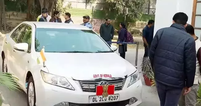 ഗവര്ണ്ണറുടെ കാറില് ഇടിച്ചത് ഡല്ഹി കേരളാ ഹൗസ് ലോ ഓഫീസറുടെ കാര്; വാഹനമിടിച്ചതിന് പിന്നാലെ ലോ ഓഫീസര് ഗവര്ണറുടെ സുരക്ഷാ ജീവനക്കാരോട് തട്ടിക്കയറി; പോലീസ് റിപ്പോര്ട്ട് നിര്ണ്ണായകം ഗവര്ണ്ണറുടെ കാറില് ഇടിച്ചത് ഡല്ഹി കേരളാ ഹൗസ് ലോ ഓഫീസറുടെ കാര്; വാഹനമിടിച്ചതിന് പിന്നാലെ ലോ ഓഫീസര് ഗവര്ണറുടെ സുരക്ഷാ ജീവനക്കാരോട് തട്ടിക്കയറി; പോലീസ് റിപ്പോര്ട്ട് നിര്ണ്ണായകം